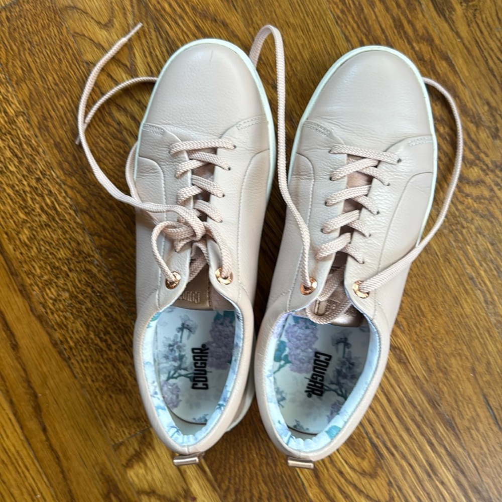 Excellent condition women’s sz 8M baby pink leather Cougar shoes